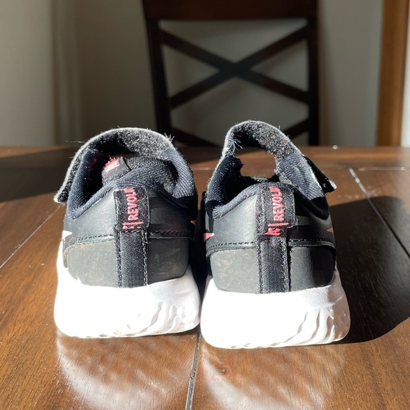 Toddler Pink & Black Nike Runners size 7 - Picture 4 of 6